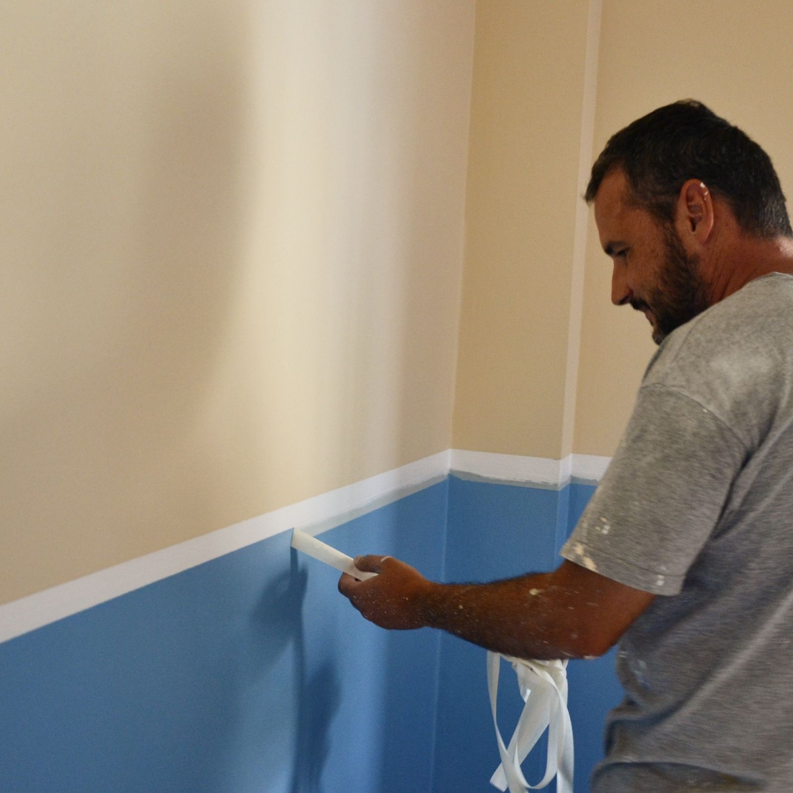 Pintor preparando pared